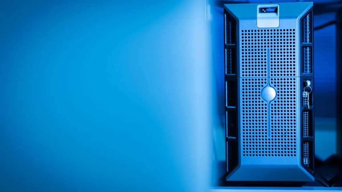 Obudowa serwera wieżowego z zamkiem, podświetlona na niebiesko — Aktywacja i licencje Windows w laptopie HP — co wpływa na koszt naprawy