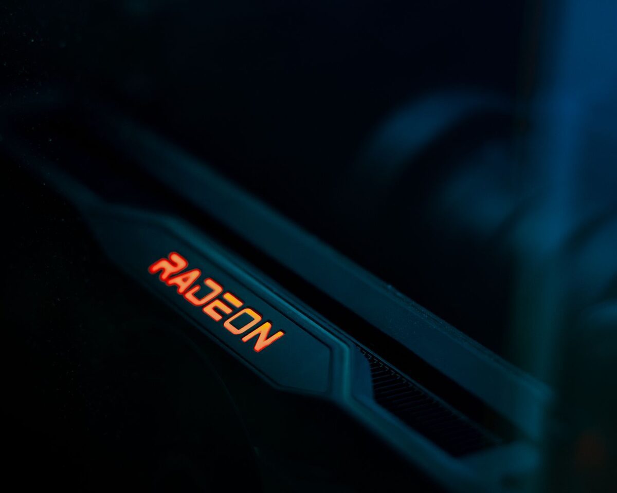 Karta graficzna AMD Radeon z podświetlanym logo — Czego nie robić samodzielnie przy: Naprawa i wymiana klapy/obudowy matrycy w laptopie HP