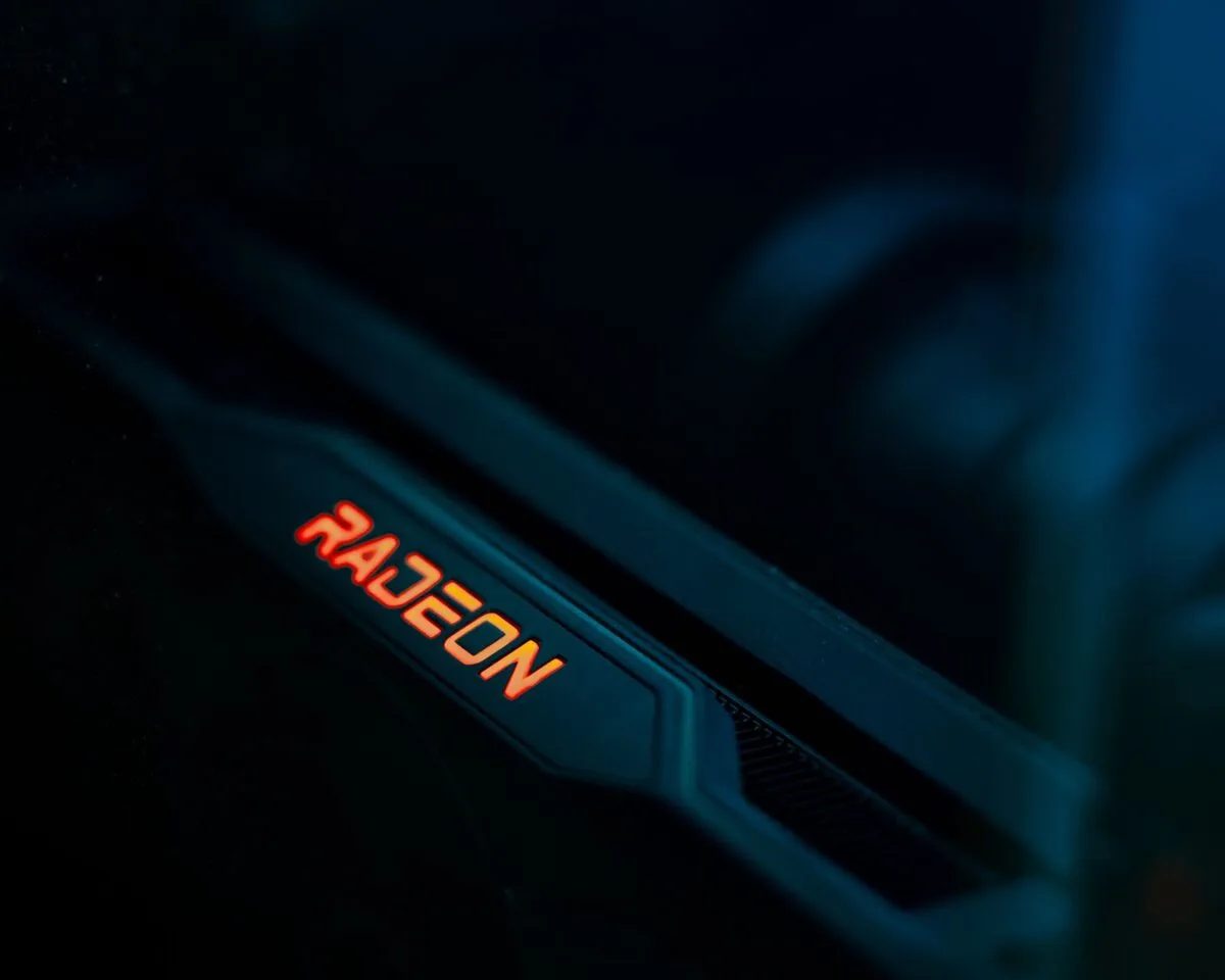 Podświetlone logo Radeon na karcie graficznej w obudowie komputera — Czy da się naprawić samodzielnie: Naprawa i wymiana podświetlenia matrycy w laptopie HP