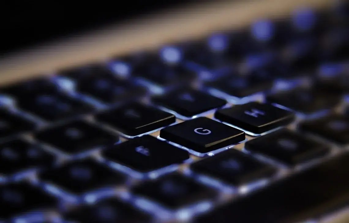 zbliżenie podświetlonej klawiatury laptopa — Ile trwa naprawa: Wymiana klawiatury HP w laptopie HP