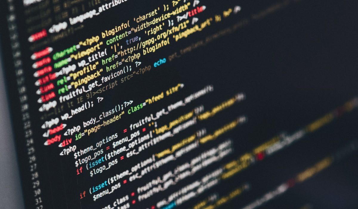 Kod PHP wyświetlony na ekranie monitora z podświetleniem składni — Usuwanie pasów, plam i przebarwień na ekranie w laptopie HP — co wpływa na koszt naprawy