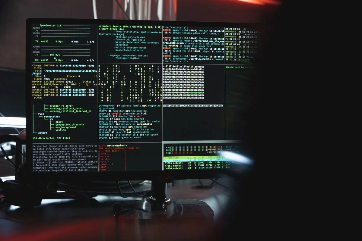 Monitor z wieloma oknami terminala i logami systemowymi — Wirusy i złośliwe oprogramowanie w laptopie HP — co wpływa na koszt naprawy